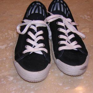 black summer sneakers